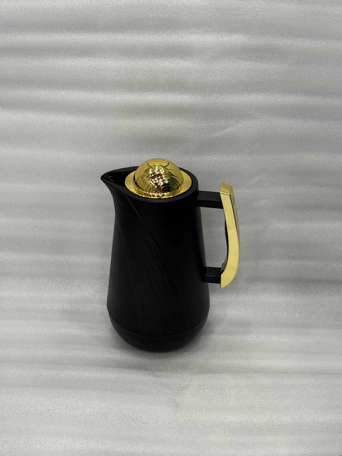 Royal Matte Black & Gold Insulated Thermal Jug – Luxury Vacuum Tea & Coffee Carafe